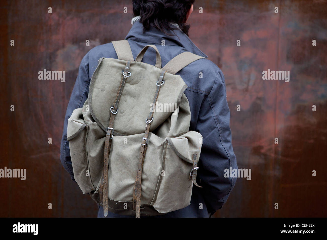 Estudiante universitario joven llevaba una mochila de color caqui en el  exterior Fotografía de stock - Alamy