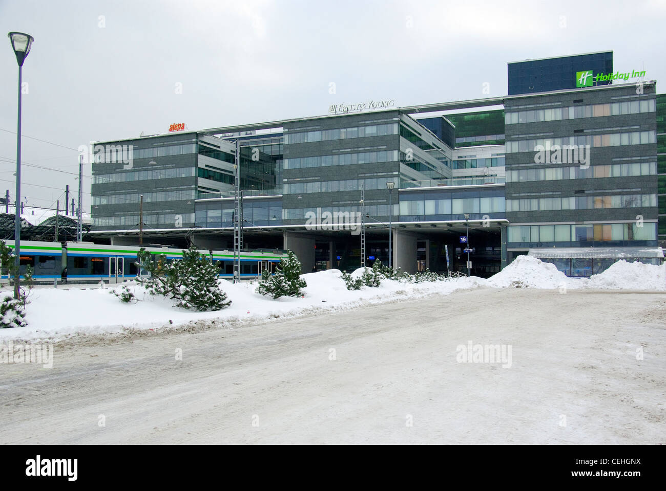 Finlandia. Helsinki. Estación de ferrocarril. El hotel "Holiday Inn". Foto de stock