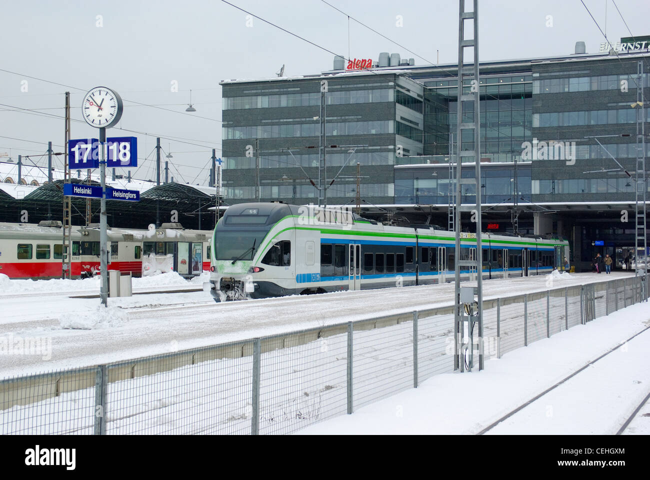 Finlandia. Helsinki. Estación de ferrocarril. Tren Eléctrico. Reloj. Foto de stock