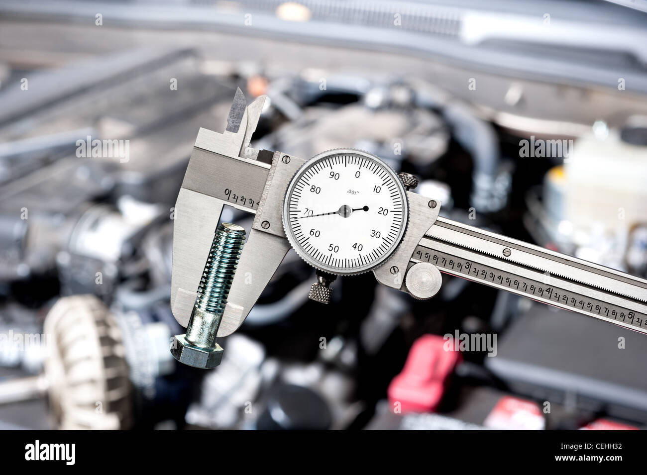 Un brillante calibrador vernier micrómetro delante del motor de un coche  durante la reparación y mantenimiento Fotografía de stock - Alamy