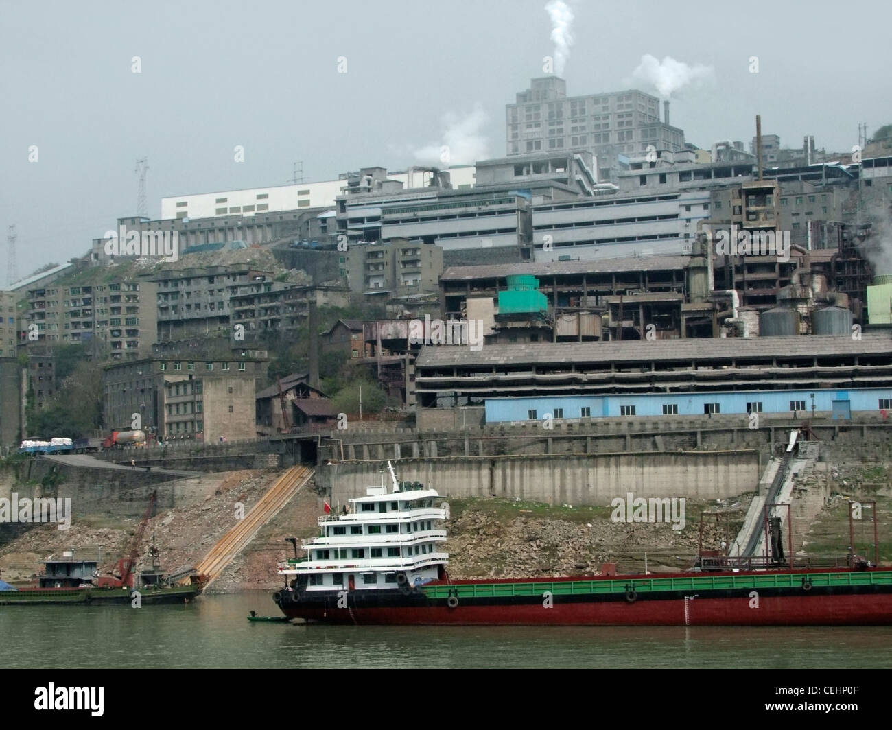 Waterside paisaje industrial alrededor de Chongqing en China Foto de stock