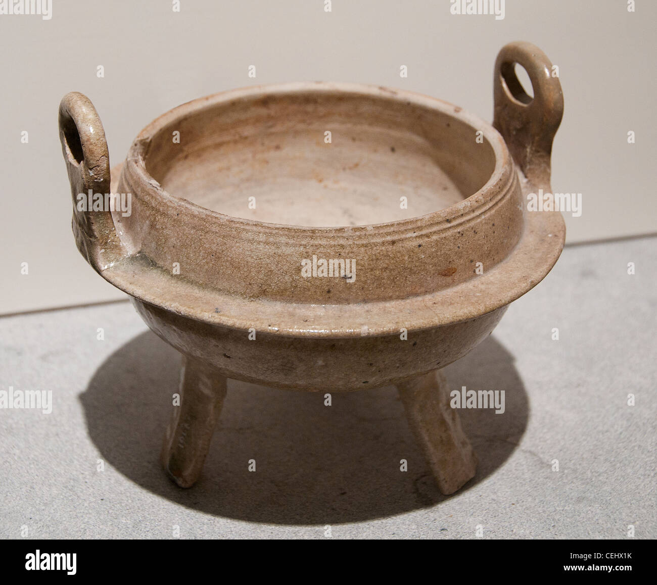 Vaso para trípode Vietnam Dong Tac era Giao Chi Thanh Hoa 1-3 Siglo cerámica Foto de stock