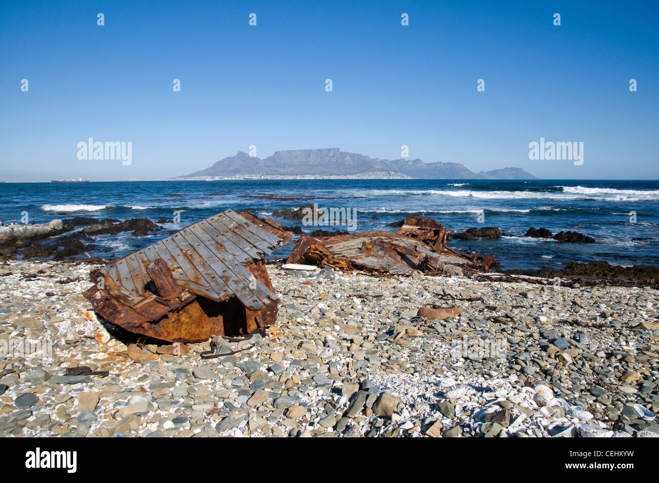 Naufragio y vistas de Table Mountain de Robben Island, Ciudad del Cabo, Western Cape Province Foto de stock