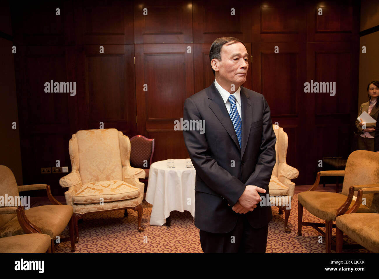 China del Vice Primer Ministro Wang Qishan espera reunirse el Primer Ministro escocés, Alex Salmond antes de las conversaciones. Sheraton Hotel, Edinburgh Foto de stock