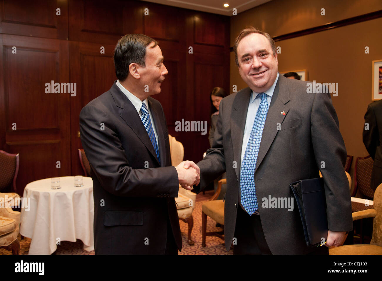 El Primer Ministro escocés Alex Salmond cumple China del Vice Primer Ministro Wang Qishan delante de conversaciones económicas conjuntas en Edimburgo Foto de stock