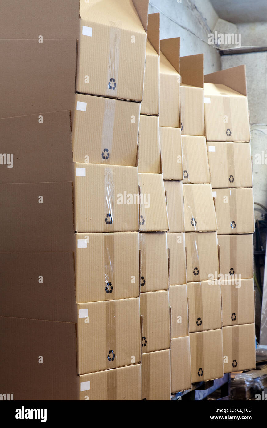 Un montón de cajas de cartón dispuestas en una pila en una sala de