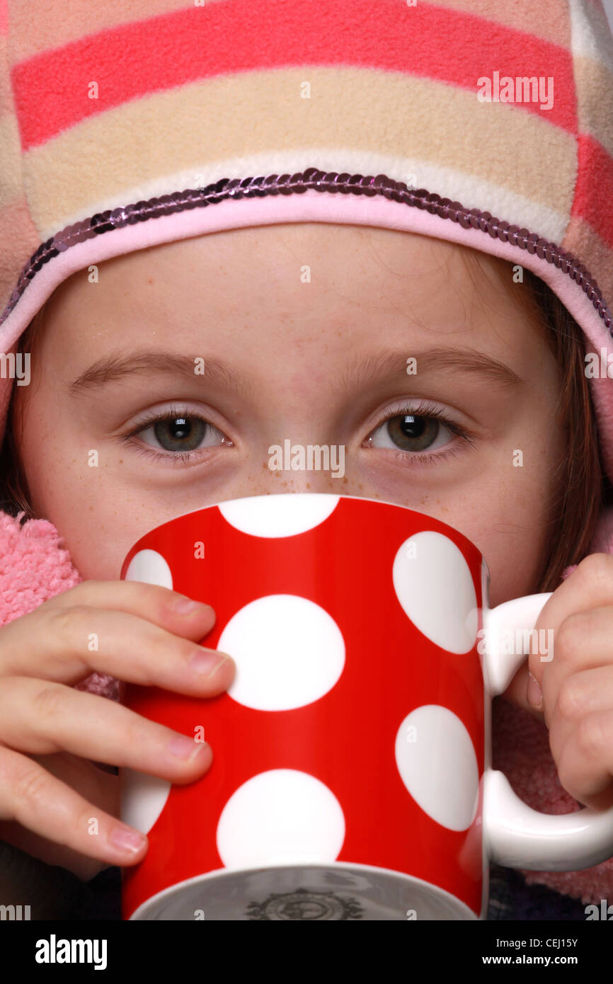 Los niños beber de tazas, conceptos de frío Foto de stock