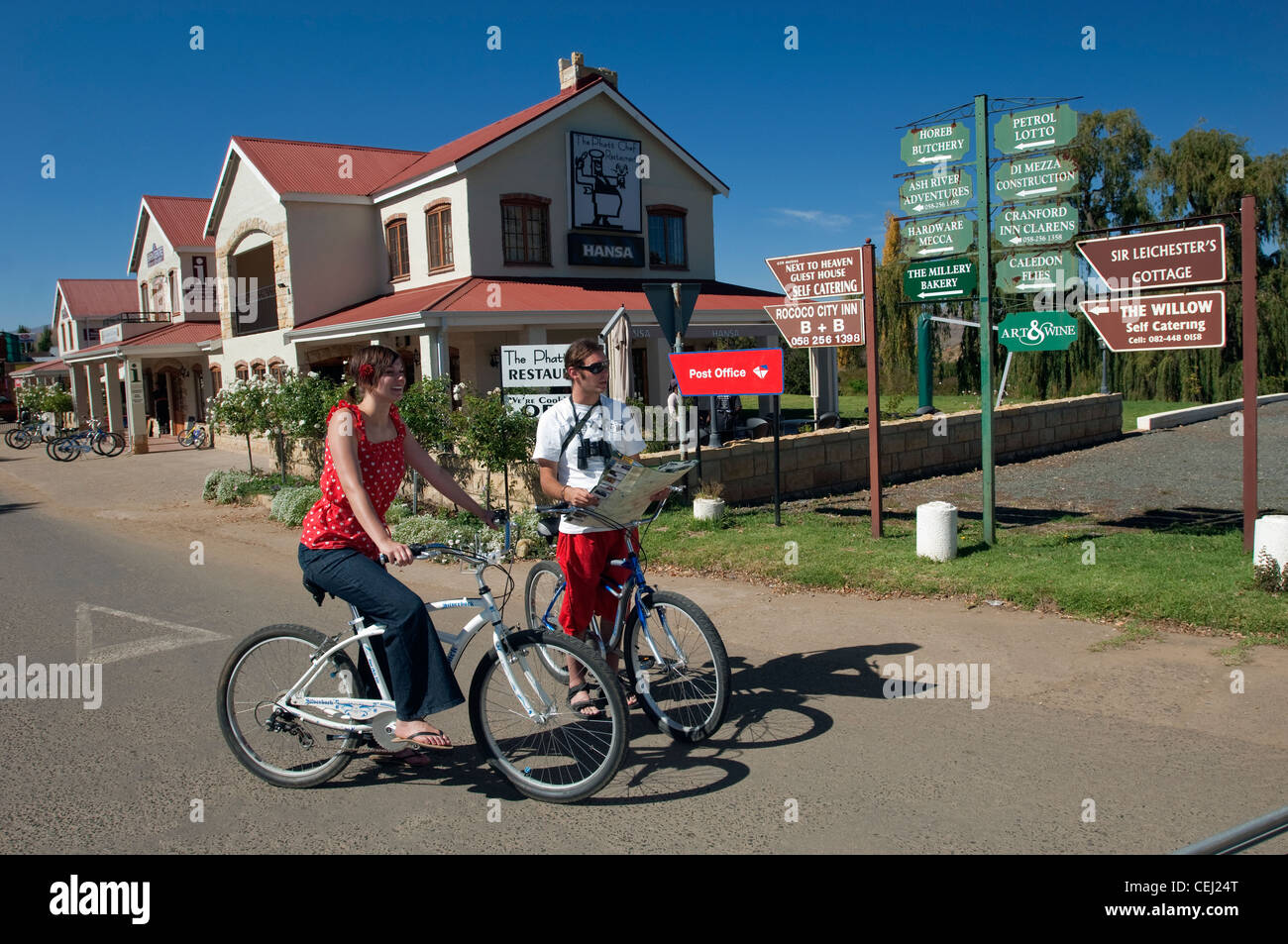 Ciclismo en Clarens,oriental de la provincia de Free State Foto de stock