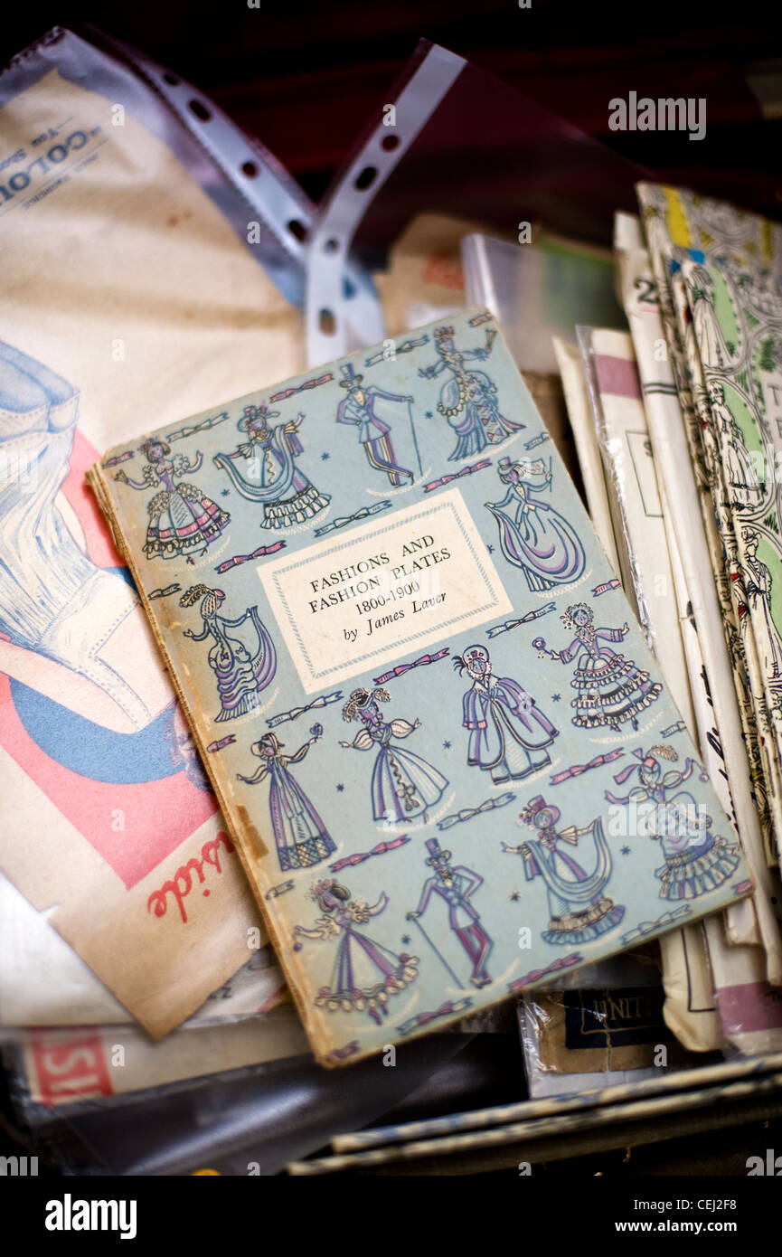 Vintage libros sobre la historia de la moda: Moda y figurines 1800-1900 por James Laver Foto de stock