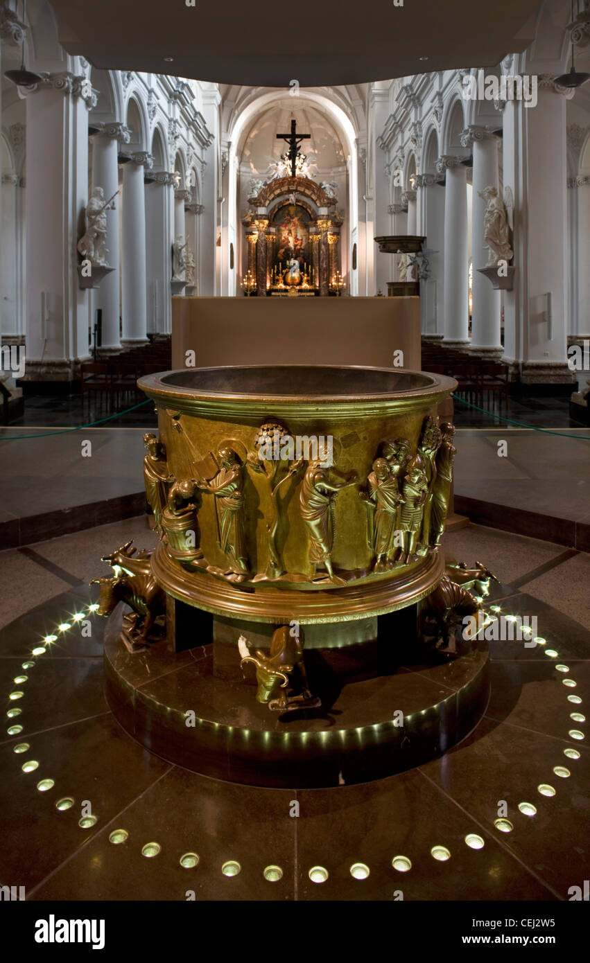 En el interior de la pila bautismal de la Iglesia de San Bartolomé, Liège, Bélgica Foto de stock