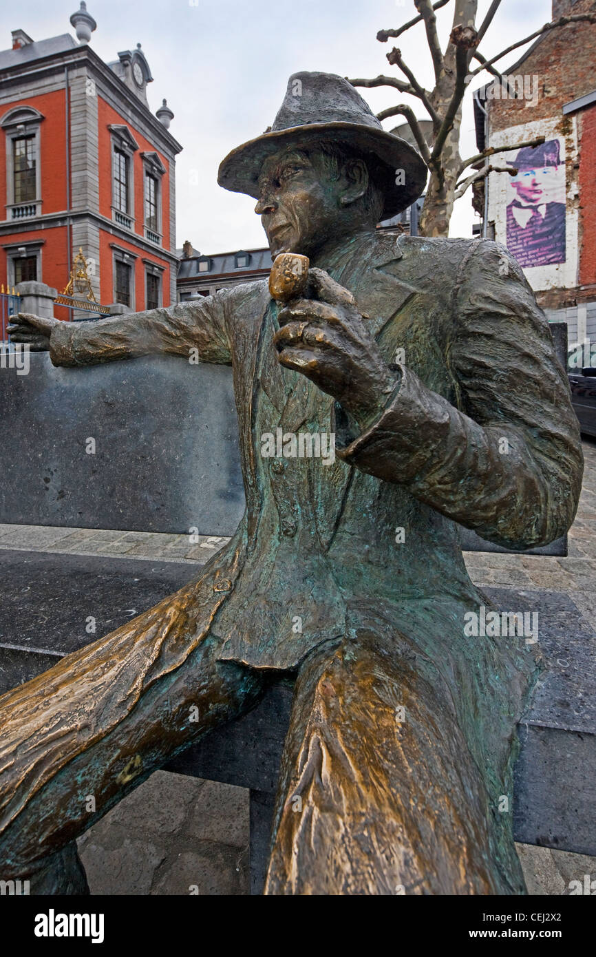 Estatua del escritor y novelista belga Georges Simenon en Lieja, Bélgica Foto de stock
