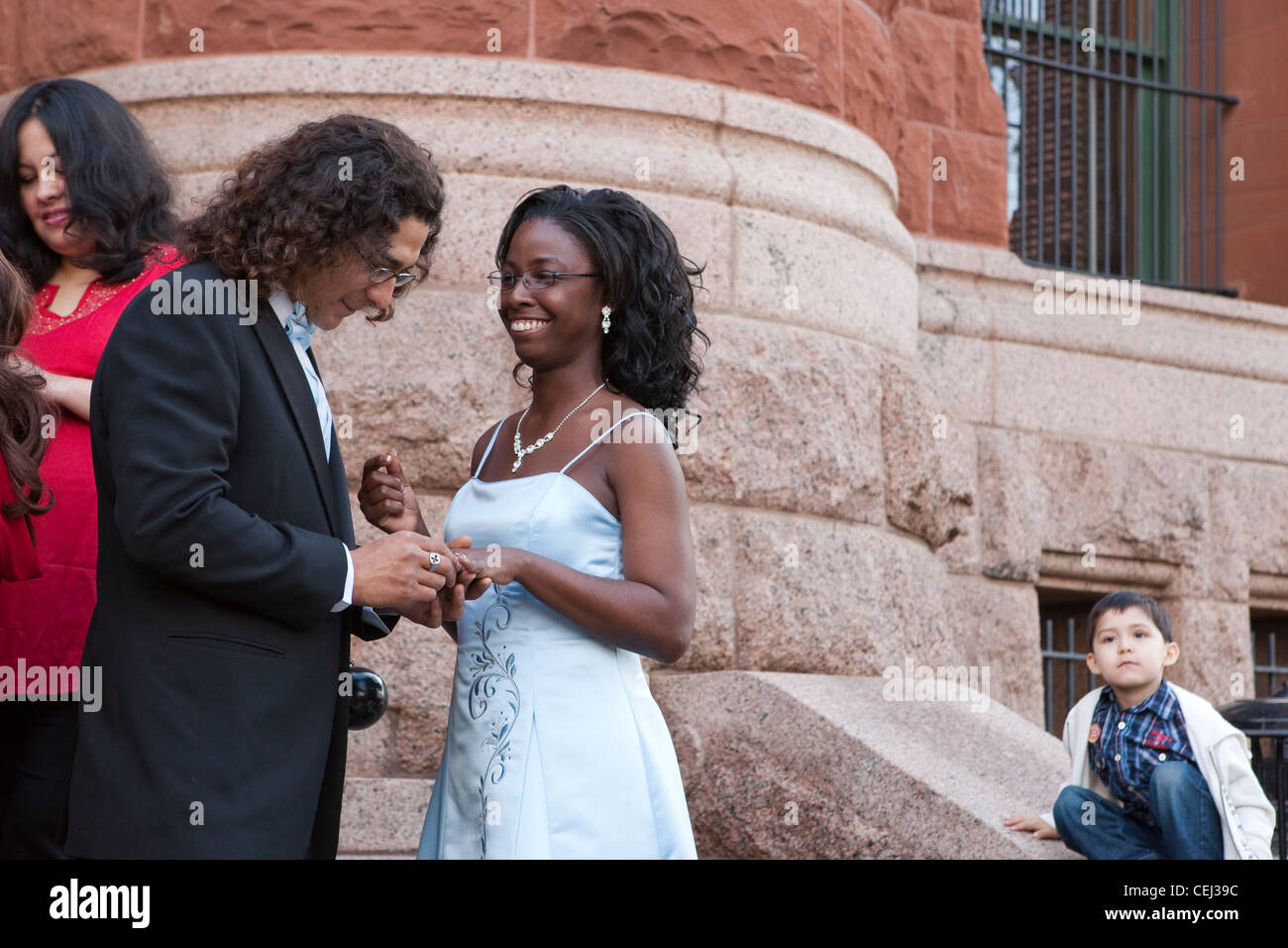 Joven pareja interracial están casados en pasos del Palacio de Justicia del Condado de Bexar durante una ceremonia de boda masiva en el día de San Valentín i Foto de stock