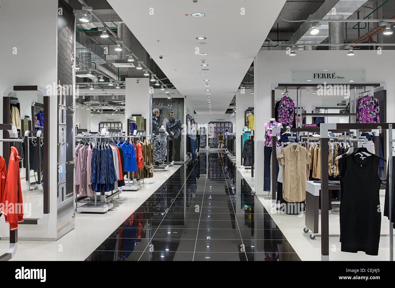 Tienda Ropa interior butique moderna Fotografía de stock - Alamy