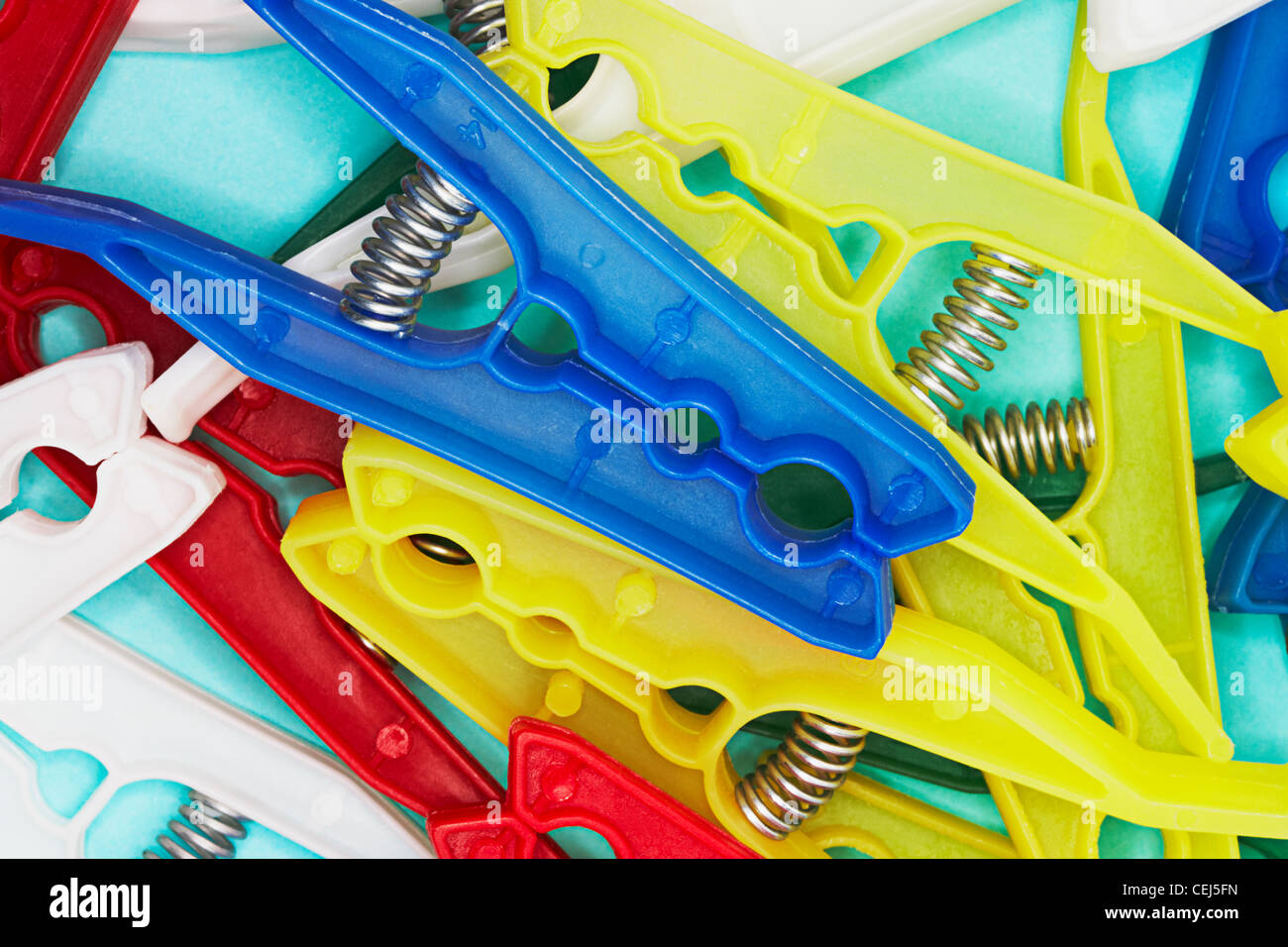Tacos de plástico de varios colores sobre un fondo azul claro Foto de stock