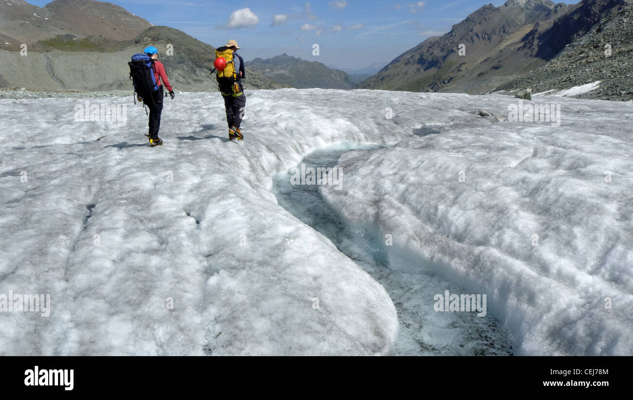La superficie de agua de fusión glaciar alpino Foto de stock