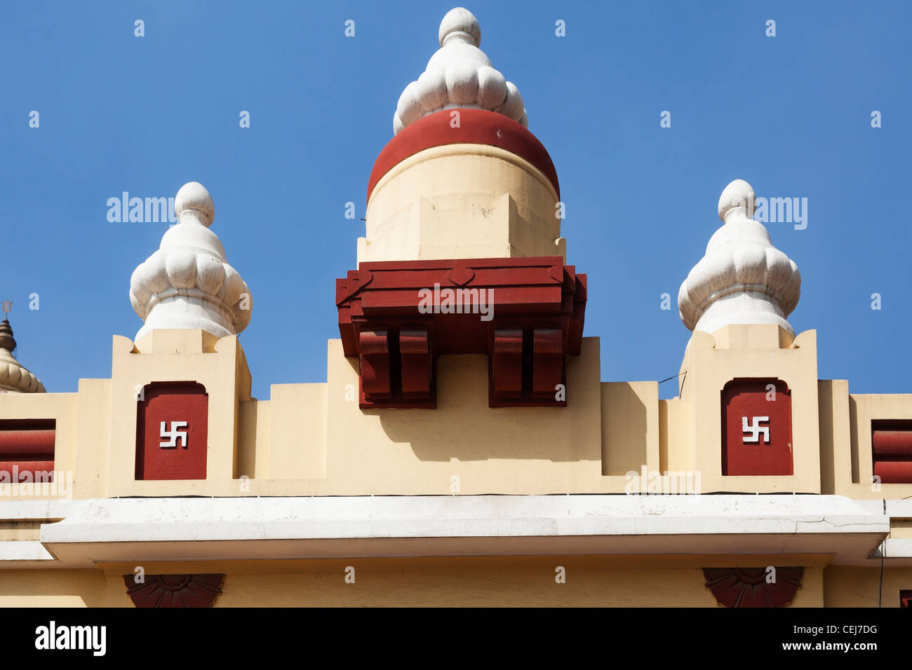 birla-mandir-templo-hindu-nueva-delhi-india-mostrando-esvasticas-como-adornos-religiosos-hindues-en-sol-bajo-un-cielo-azul-claro-cej7dg.jpg
