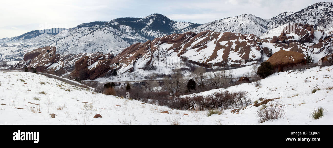 Red Rocks Park paisaje de montaña en invierno (Compuesto) - imagen panorámica cerca de Morrison, Colorado, EE.UU. Foto de stock
