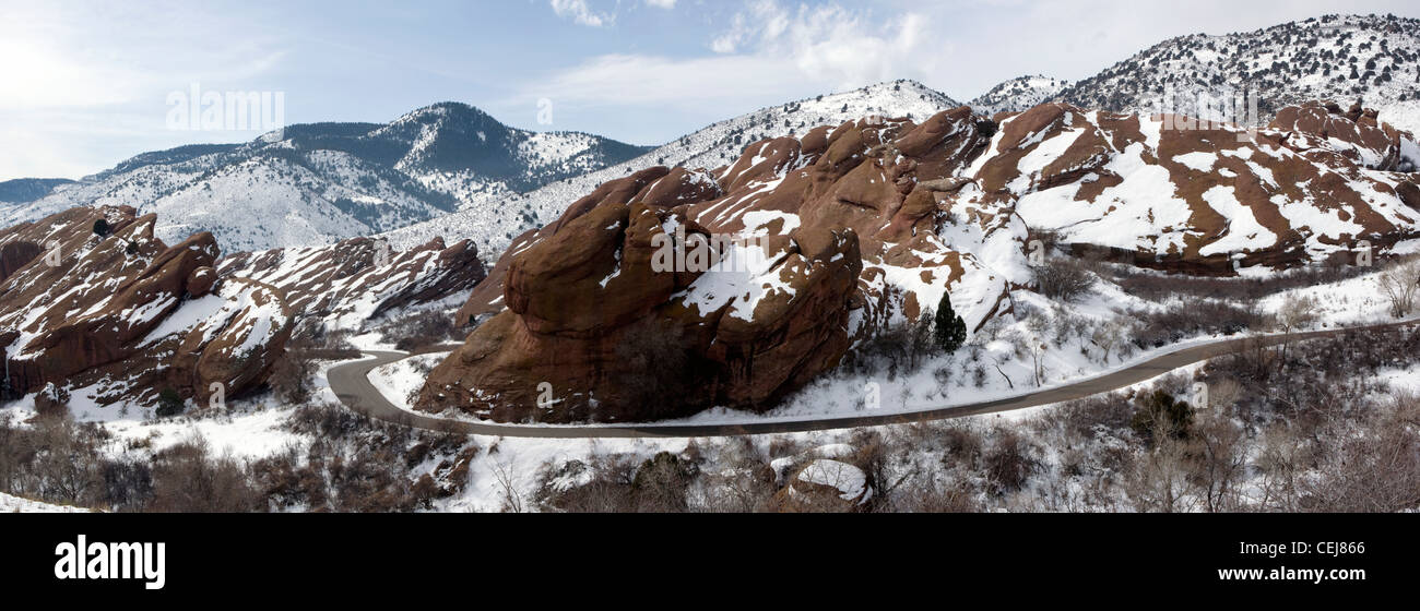 Red Rocks Park paisaje de montaña en invierno (Compuesto) - imagen panorámica cerca de Morrison, Colorado, EE.UU. Foto de stock