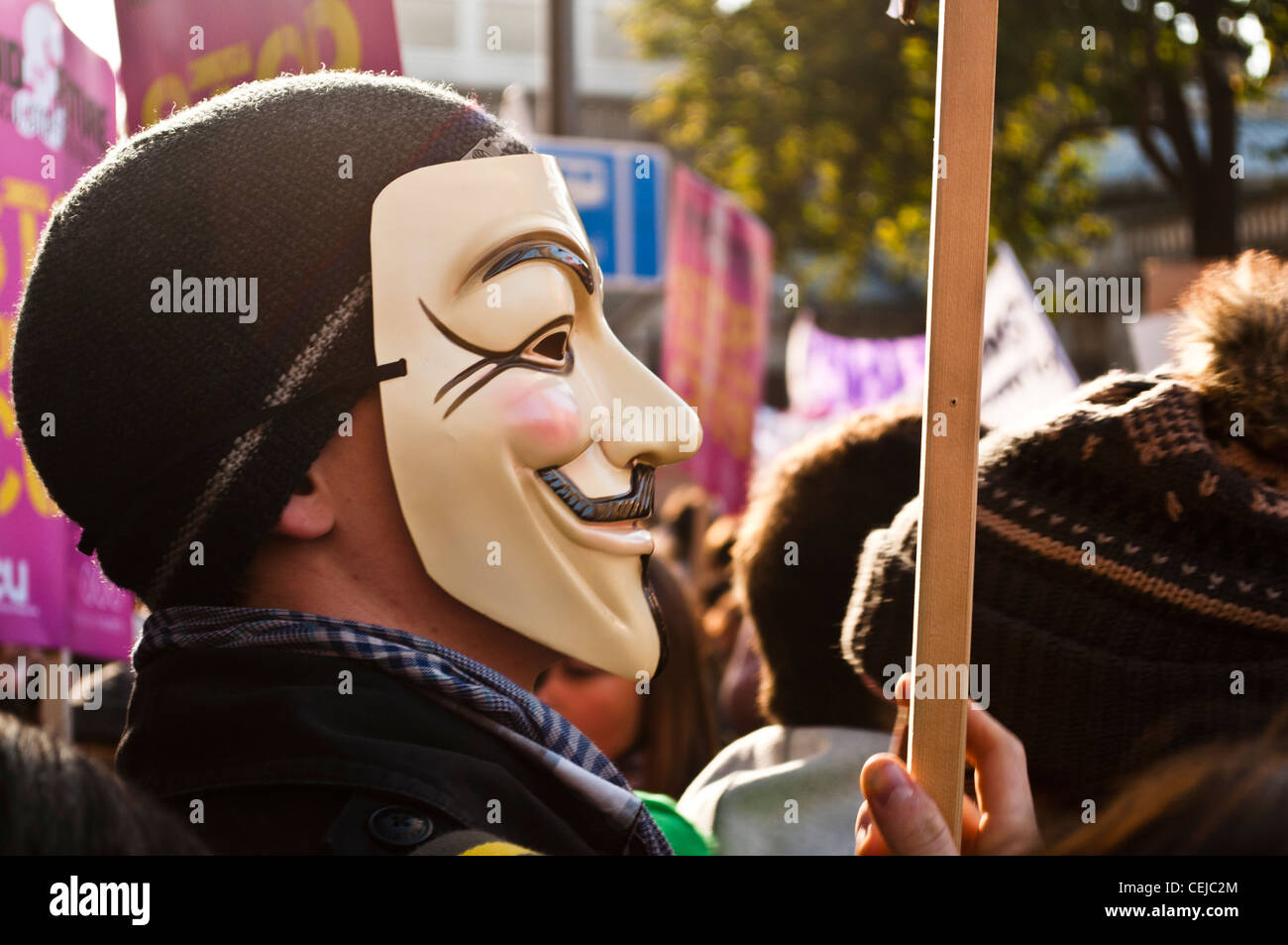 Manifestante vestidos de Guy Fawkes (V de Vendetta) la máscara sobre la manifestación estudiantil en Londres, el 10 de noviembre de 2010. Foto de stock