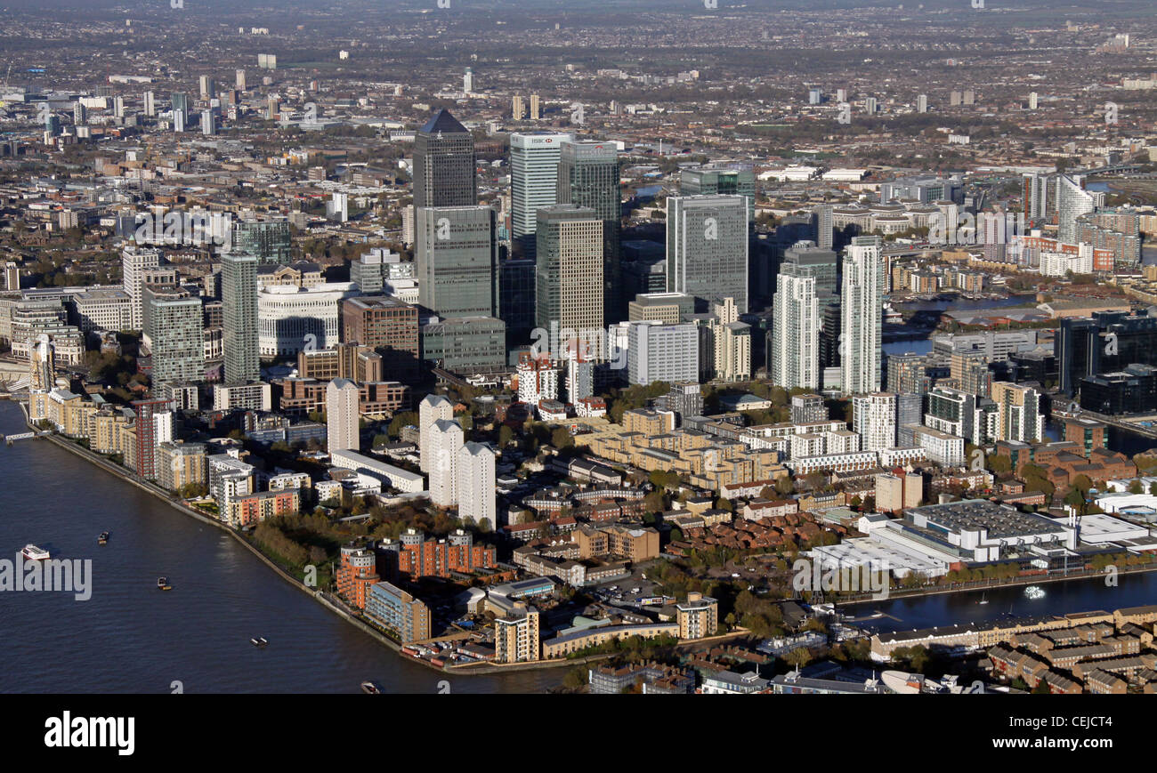 Imagen aérea de Canary Wharf, el distrito secundario de negocios central de Londres, Reino Unido Foto de stock