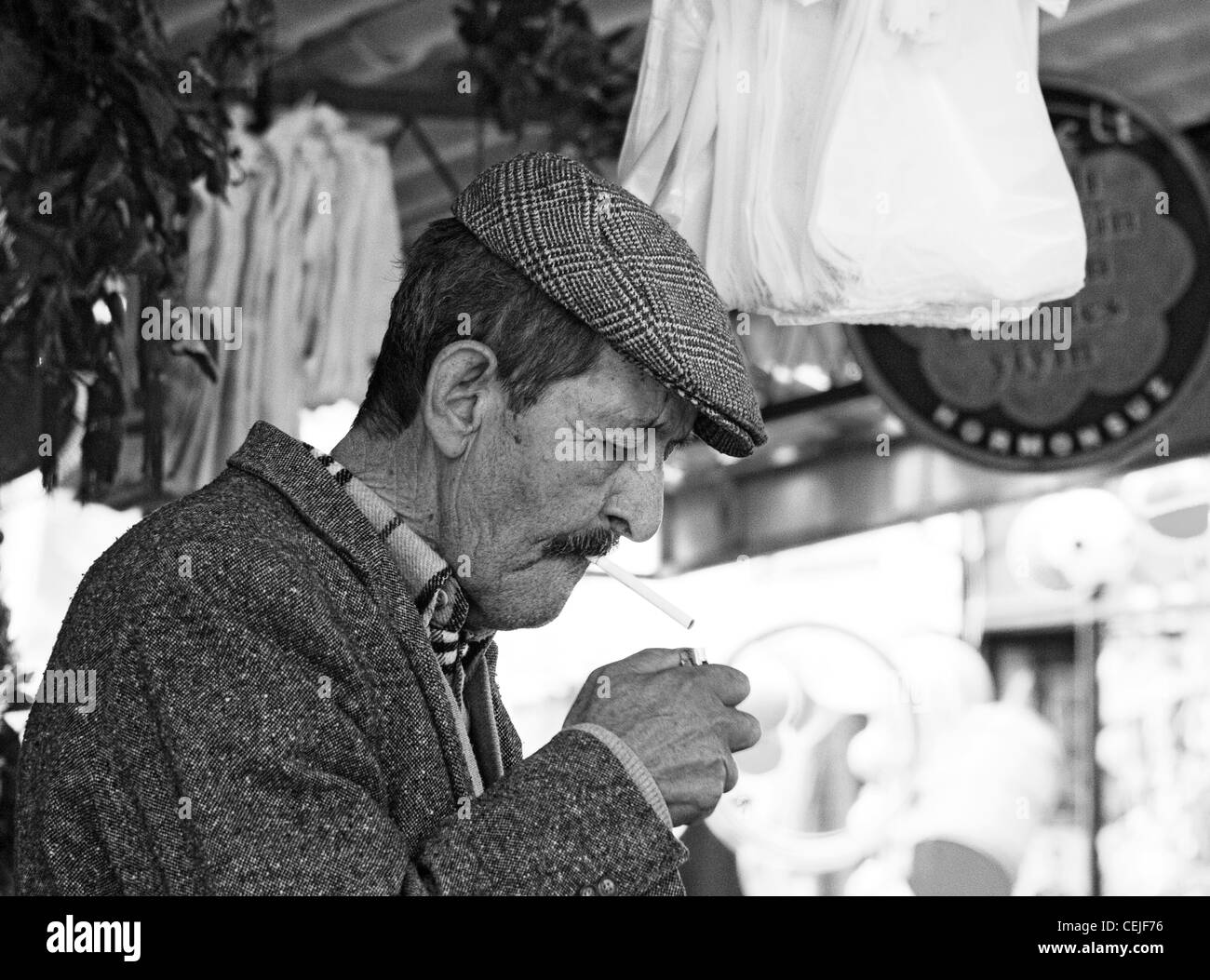 El hombre en el mercado turco encender cigarrillos, Ayvalik, Turquía Foto de stock