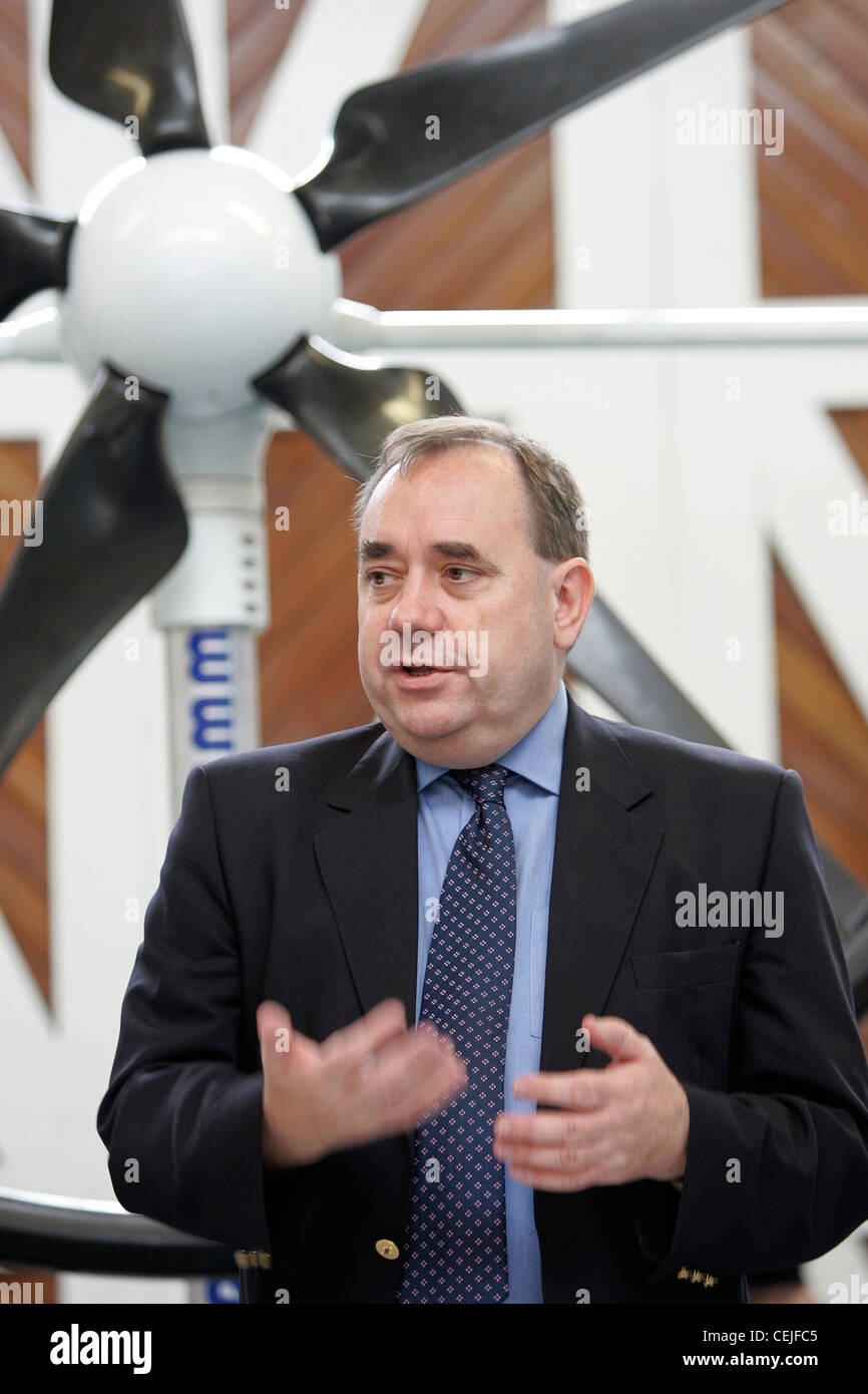 El Primer Ministro escocés Alex Salmond hablando sobre energía renovable en frente de una pequeña turbina de viento. Foto de stock