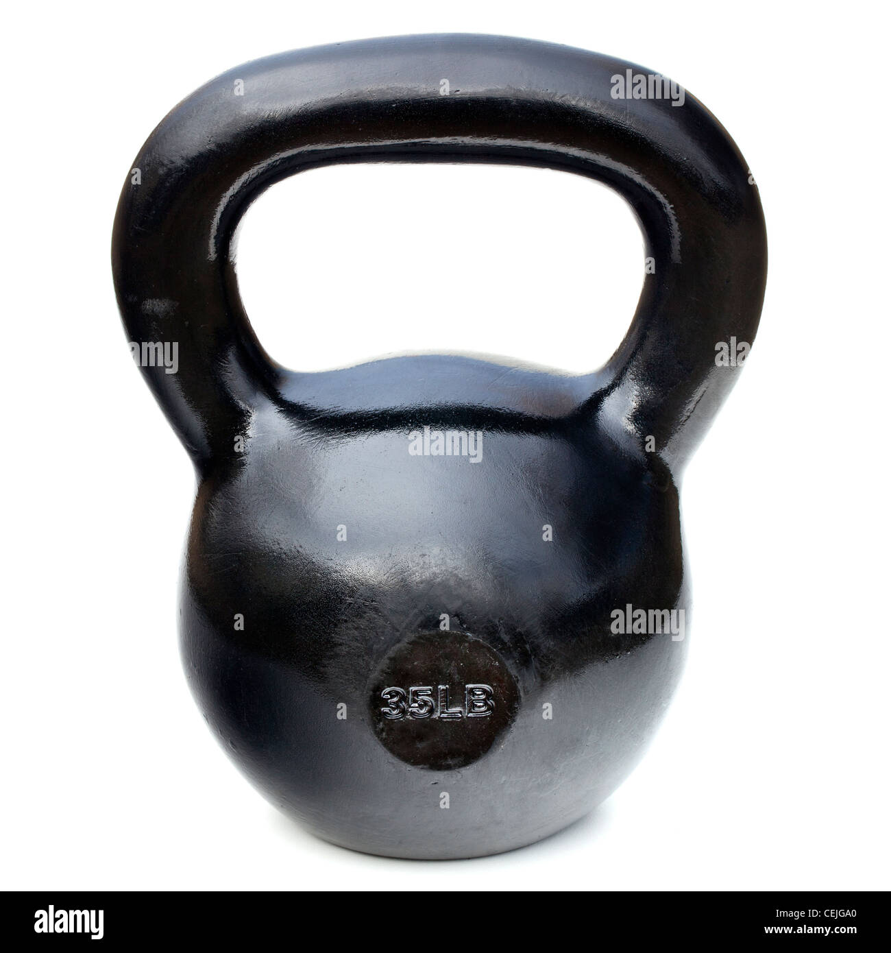Negro brillante 35 lb plancha kettlebell para levantamiento de pesas y entrenamiento físico aislado en blanco Foto de stock