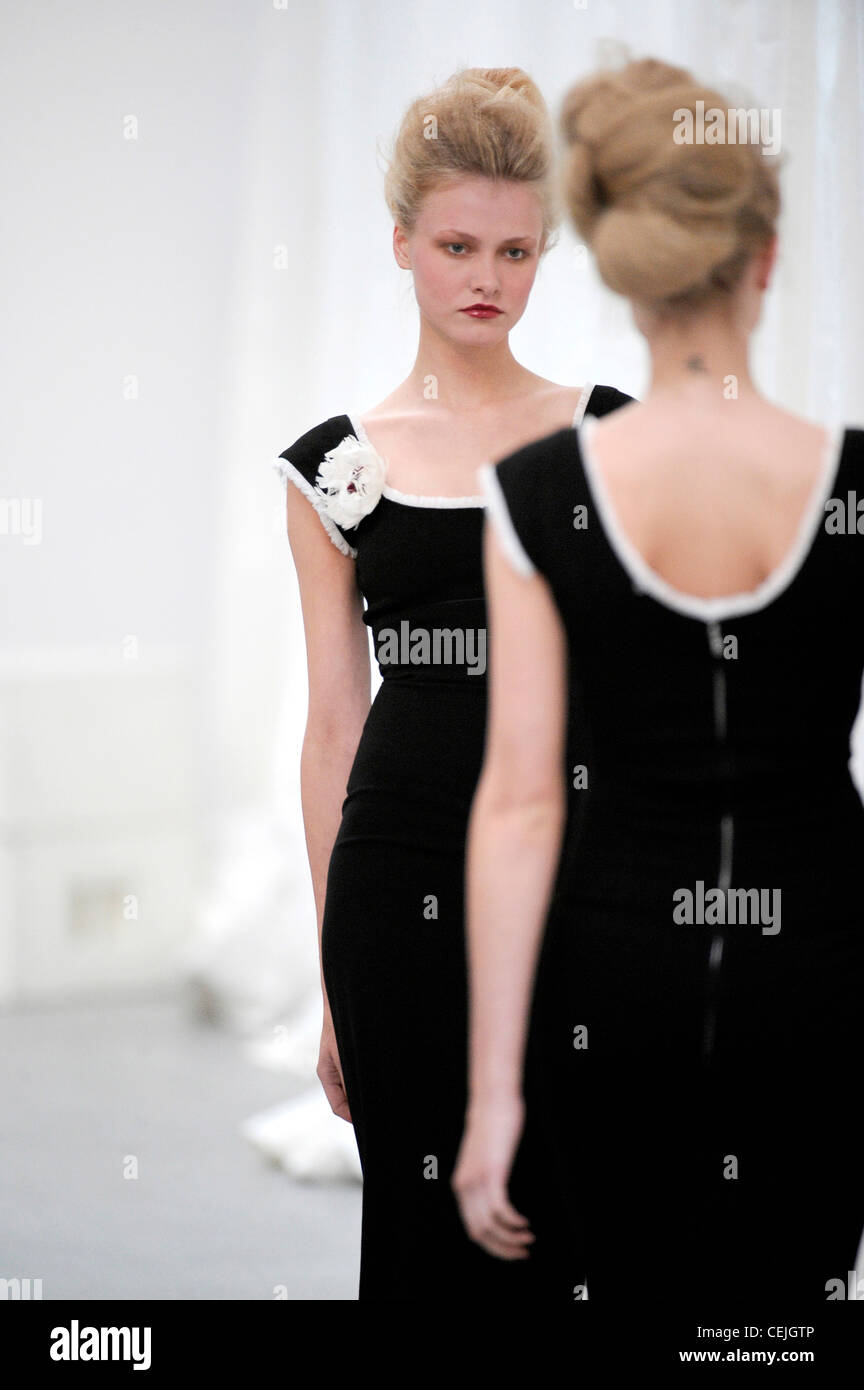 Longitud de la rodilla sin mangas negro encaje blanco y blanco fabic trim Fotografía de stock - Alamy