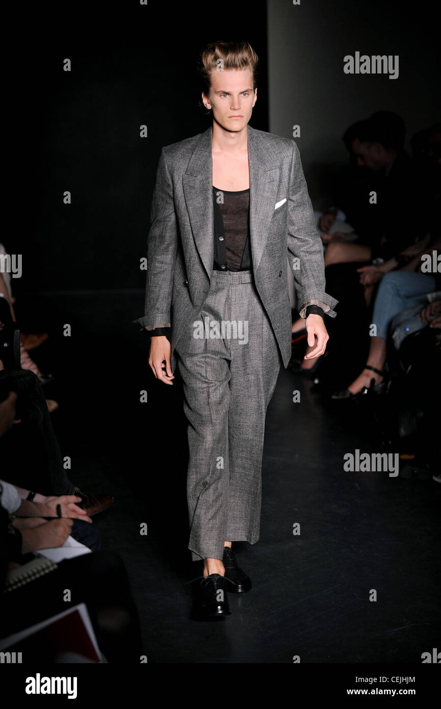 Elegante traje de pantalón gris fotografías e imágenes de alta resolución -  Alamy