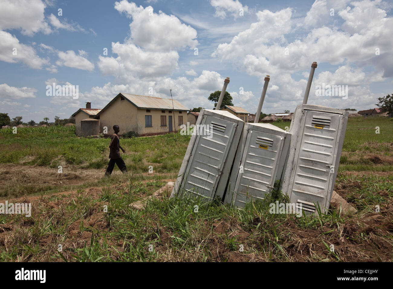 Aseos disfuncional sentarse en Amuria abandonados, Uganda, África Oriental. Foto de stock
