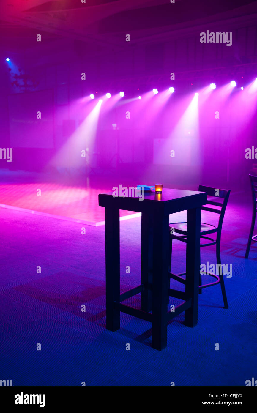Discoteca dance hall bar bebiendo alcohol música divertida vida nocturna  inhibiciones solo una silla de mesa Fotografía de stock - Alamy