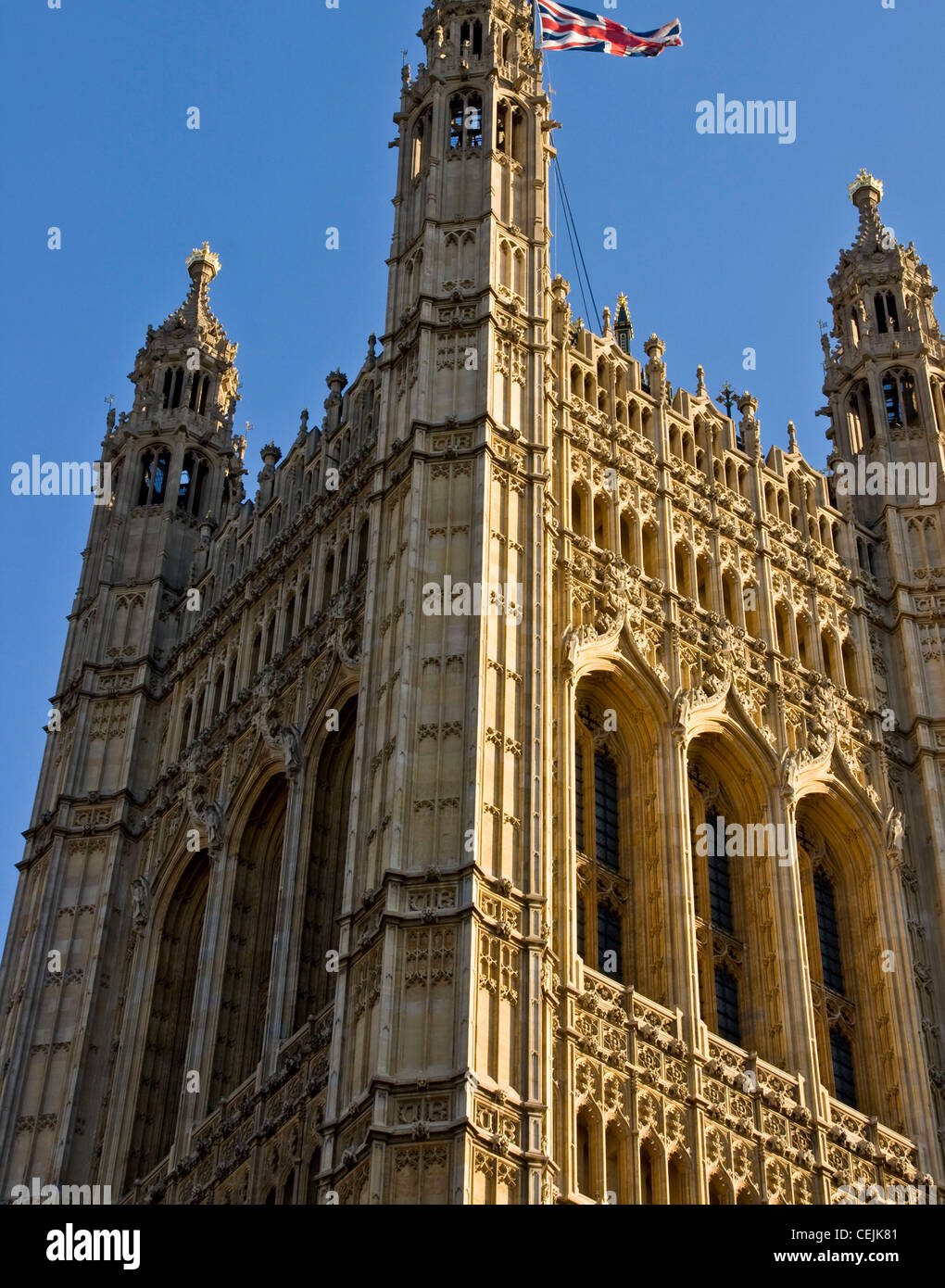 Bandera Union Jack Victoria casas torre del Parlamento listado como grado 1, sitio de patrimonio mundial de la UNESCO Londres Inglaterra Europa Foto de stock