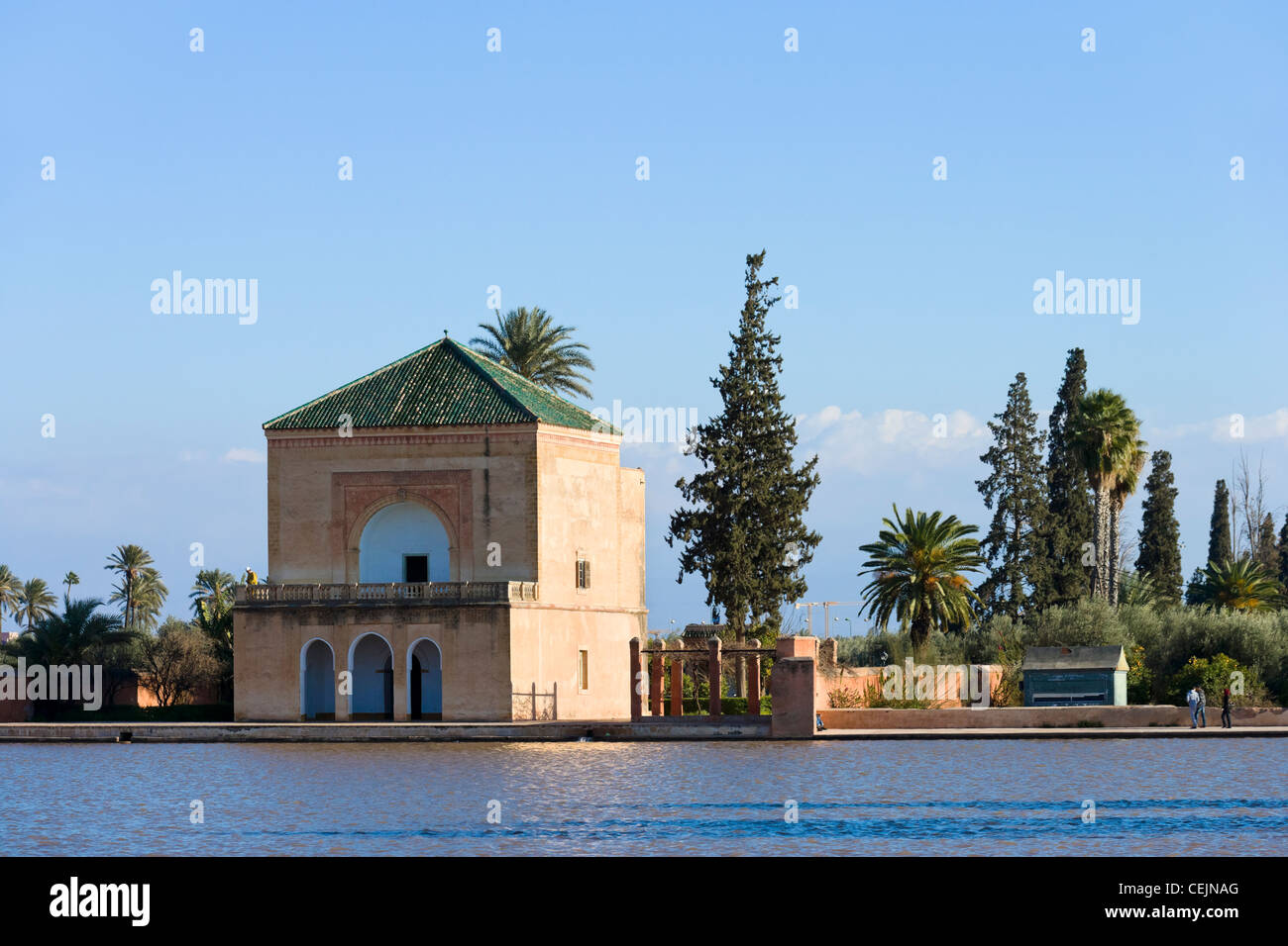 Vista del pabellón y la piscina en los jardines de Menara, Marrakech, Marruecos, Norte de África Foto de stock