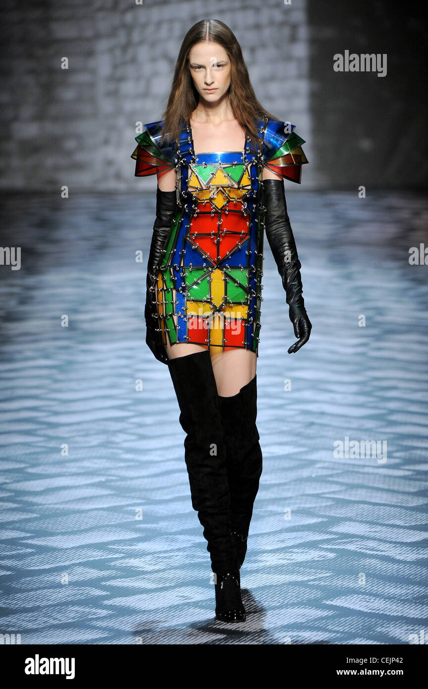 Jean Charles de Castelbajac listo para ponerse de París otoño invierno  esculpidas coloridos vestidos cortos tapados mangas, largo negro Fotografía  de stock - Alamy