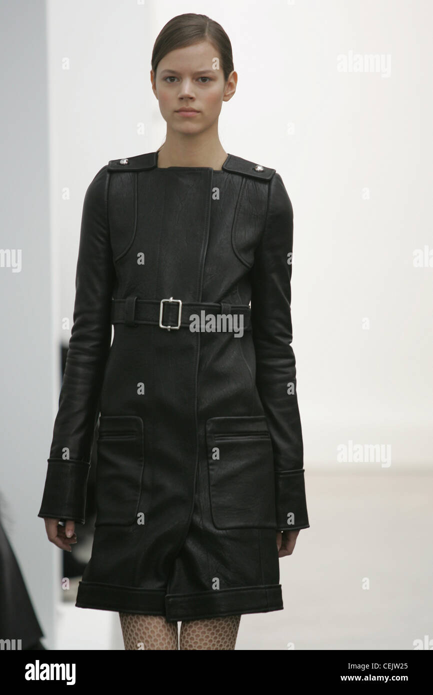 Balenciaga Paris listo para ponerse Otoño Invierno abrigo de cuero negro  Fotografía de stock - Alamy