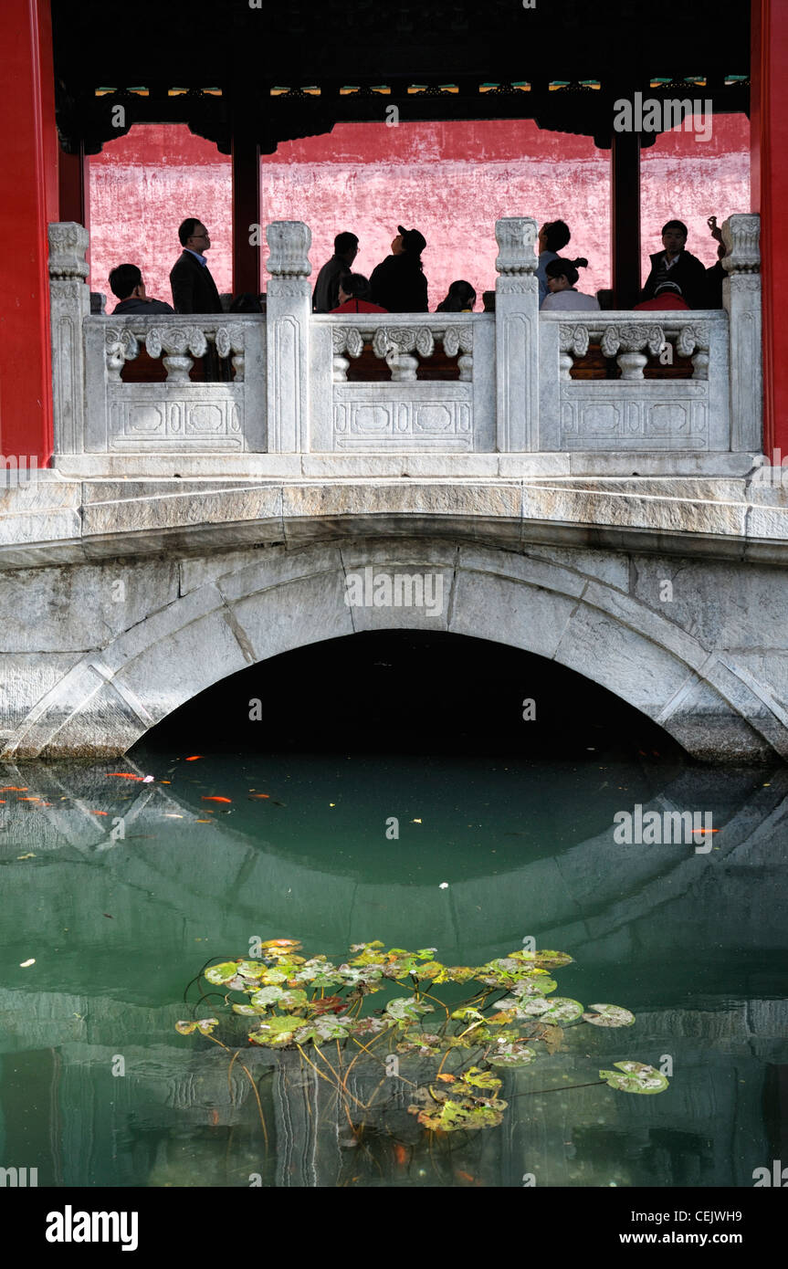 Pabellón de Jade depositado solo span arch puente sobre el estanque de lirios jardín imperial de la Ciudad Prohibida de Beijing diseño característico de agua Foto de stock