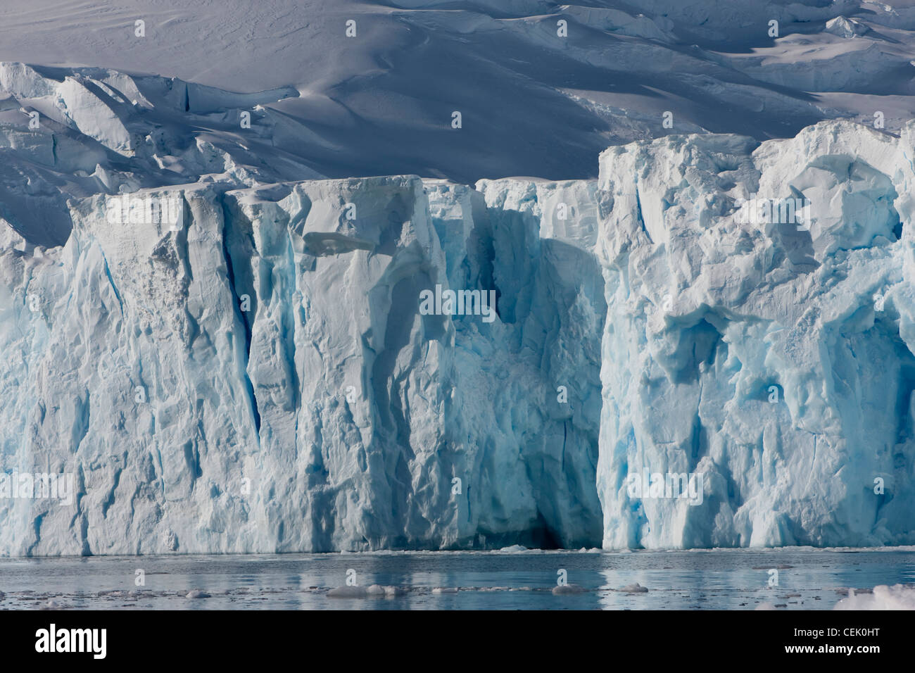 Los glaciares de la Antártida en el Océano Austral. Foto de stock