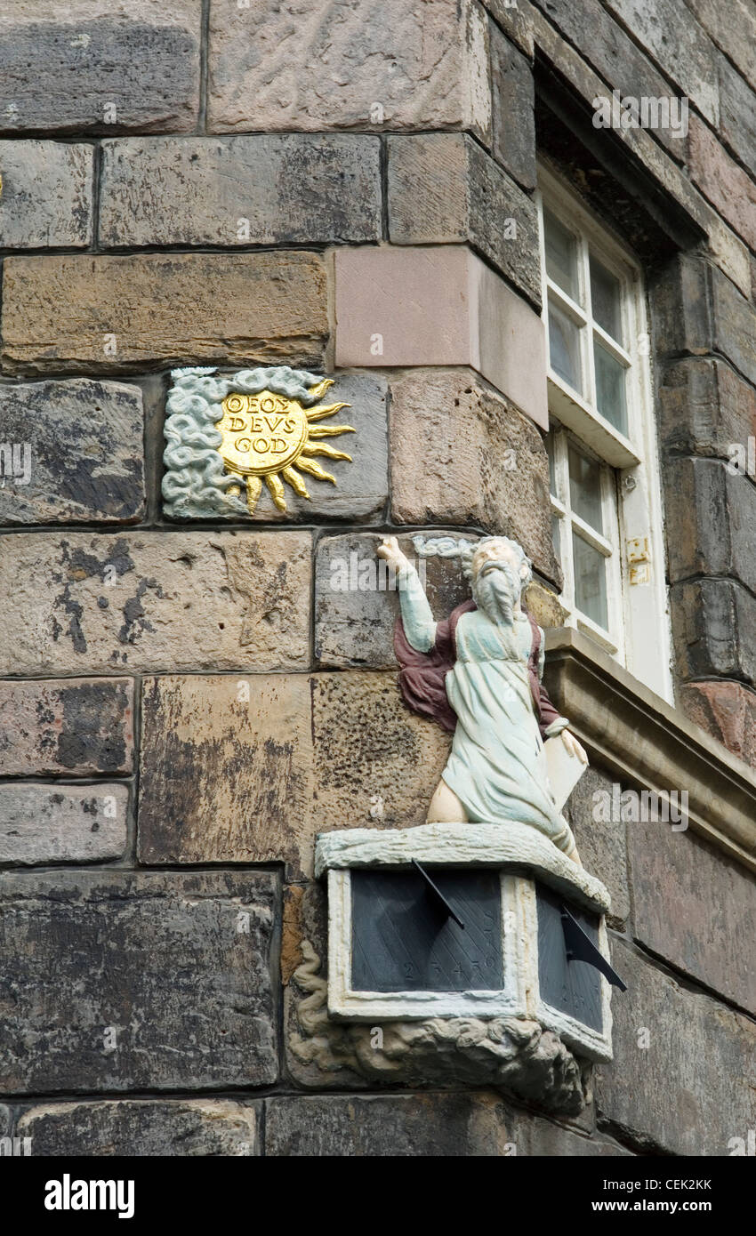 El Sundial motif en la esquina de la casa de John Knox en High Street, parte de la Royal Mile, en el casco antiguo de Edimburgo, Escocia, Reino Unido Foto de stock