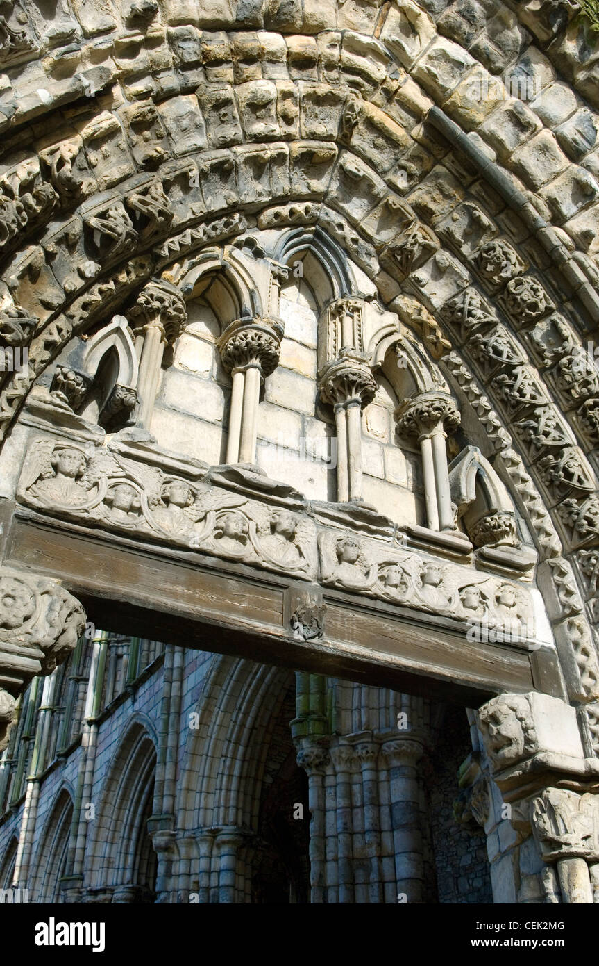 Detalle de piedra labrada de la entrada a la Abadía de Holyrood adyacente al palacio de Holyroodhouse, en Edimburgo, Escocia, Reino Unido Foto de stock