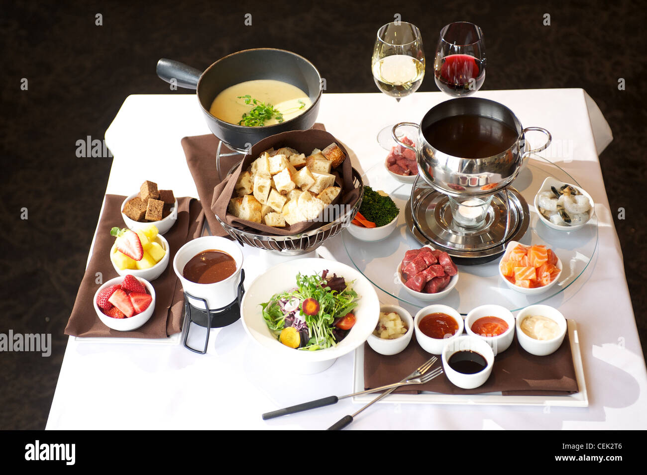 Placa de fondue en un restaurante. Queso, aceite tradicional, y fondue de  chocolate Fotografía de stock - Alamy