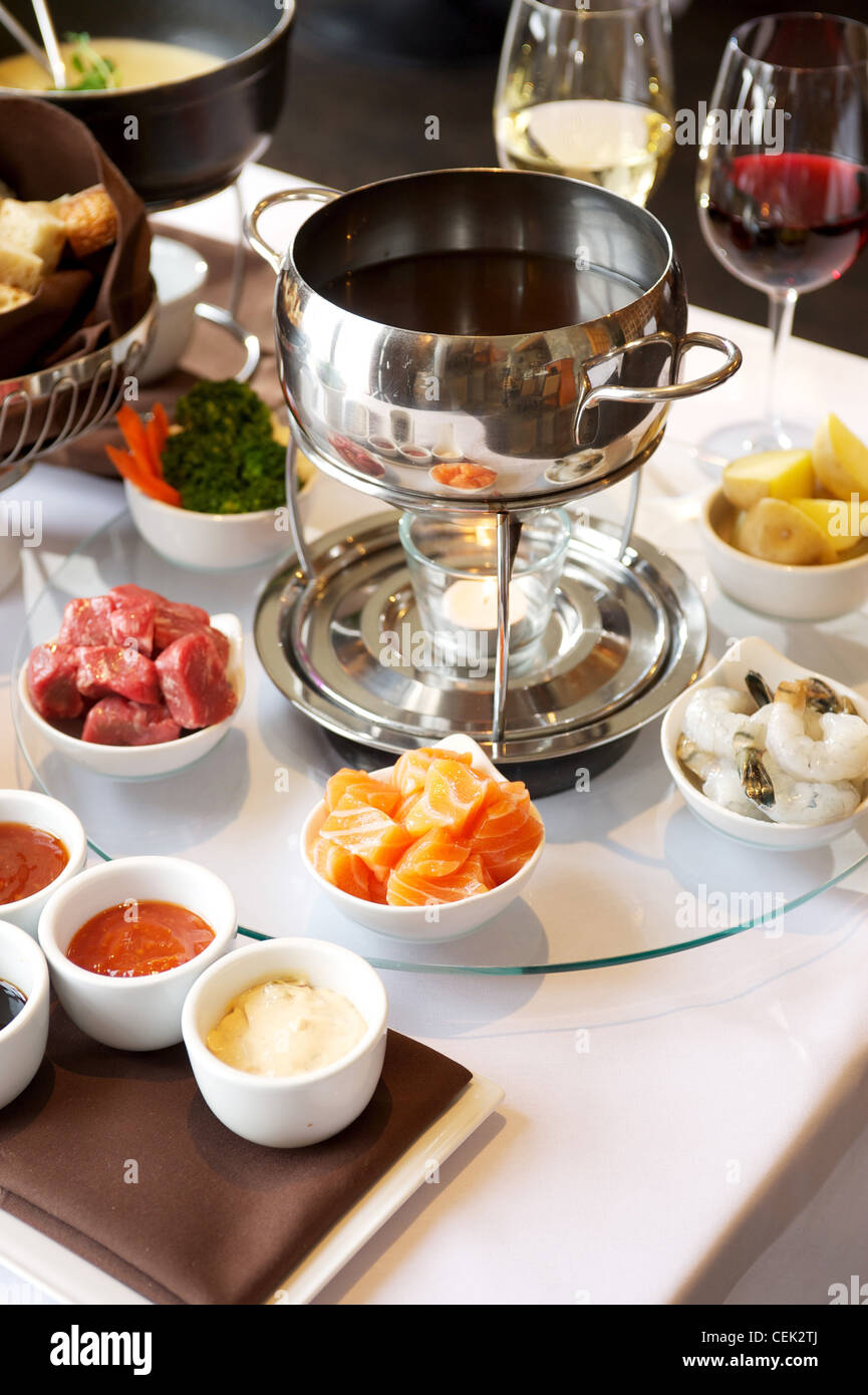 Placa de fondue en un restaurante. Queso, aceite tradicional, y fondue