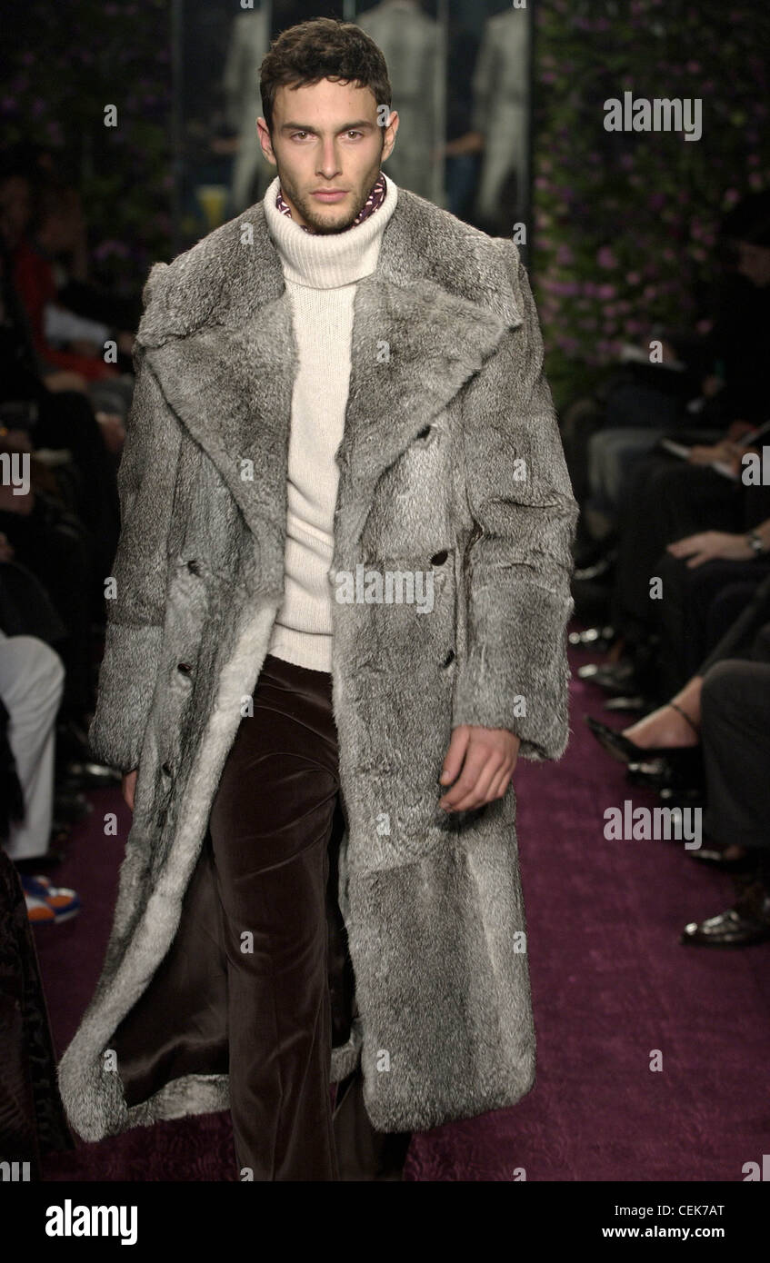 Yves Laurent París otoño invierno modelo corto pelo castaño vistiendo longitud rodilla abrigo gris, polo blanco cuello Fotografía de stock - Alamy