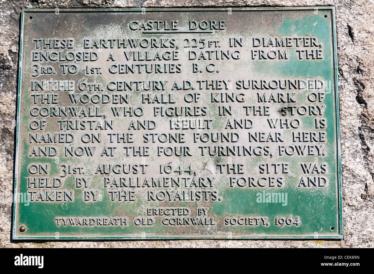 Un signo interpretativa en el castillo de metal Dore hill fort, el sitio de la batalla de la guerra civil Lostwithiel en Cornwall. Foto de stock