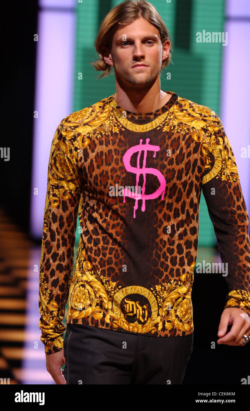 Listo para ponerse ropa de hombre de Versace Primavera Verano modelo  luciendo el cabello largo marrón marrón y dorado telas top neon pink signo  de dólar Fotografía de stock - Alamy