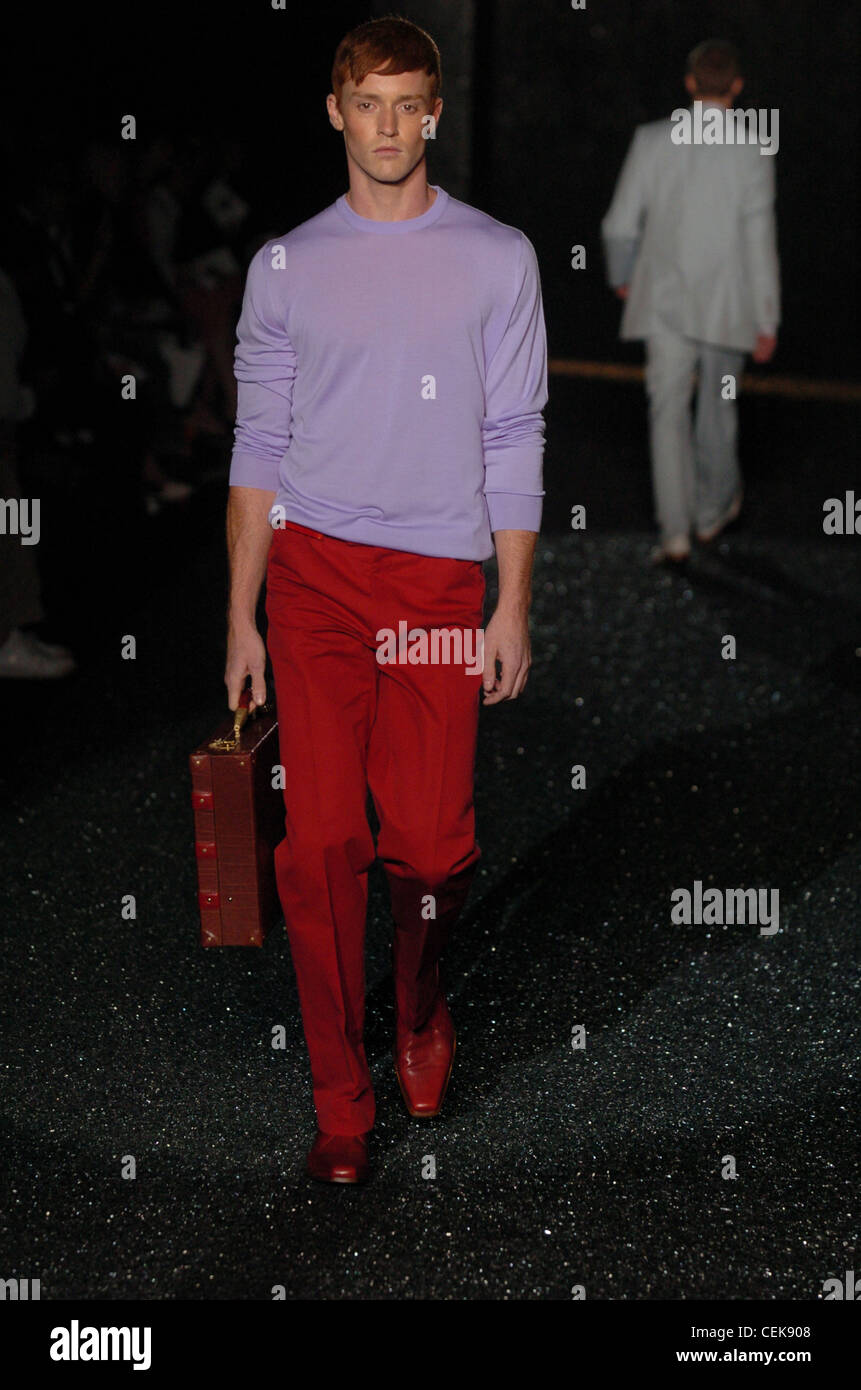 Listo para ponerse ropa Givenchy primavera verano modelo corto pelo castaño  vistiendo pantalones top lila, rojo y rojo zapatos de cuero Fotografía de  stock - Alamy