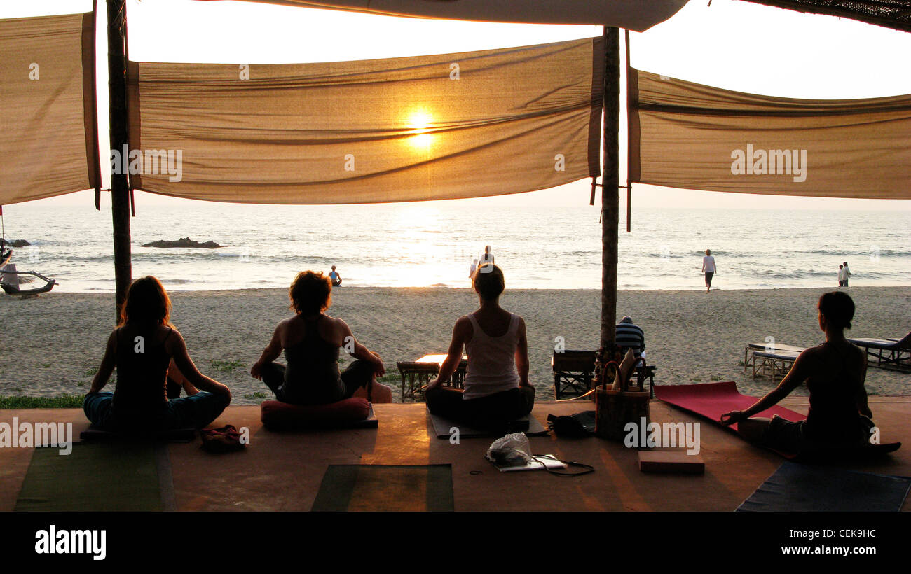 Yoga y meditación al atardecer en la playa de Patnem Palolem, Goa (por la playa), India Foto de stock