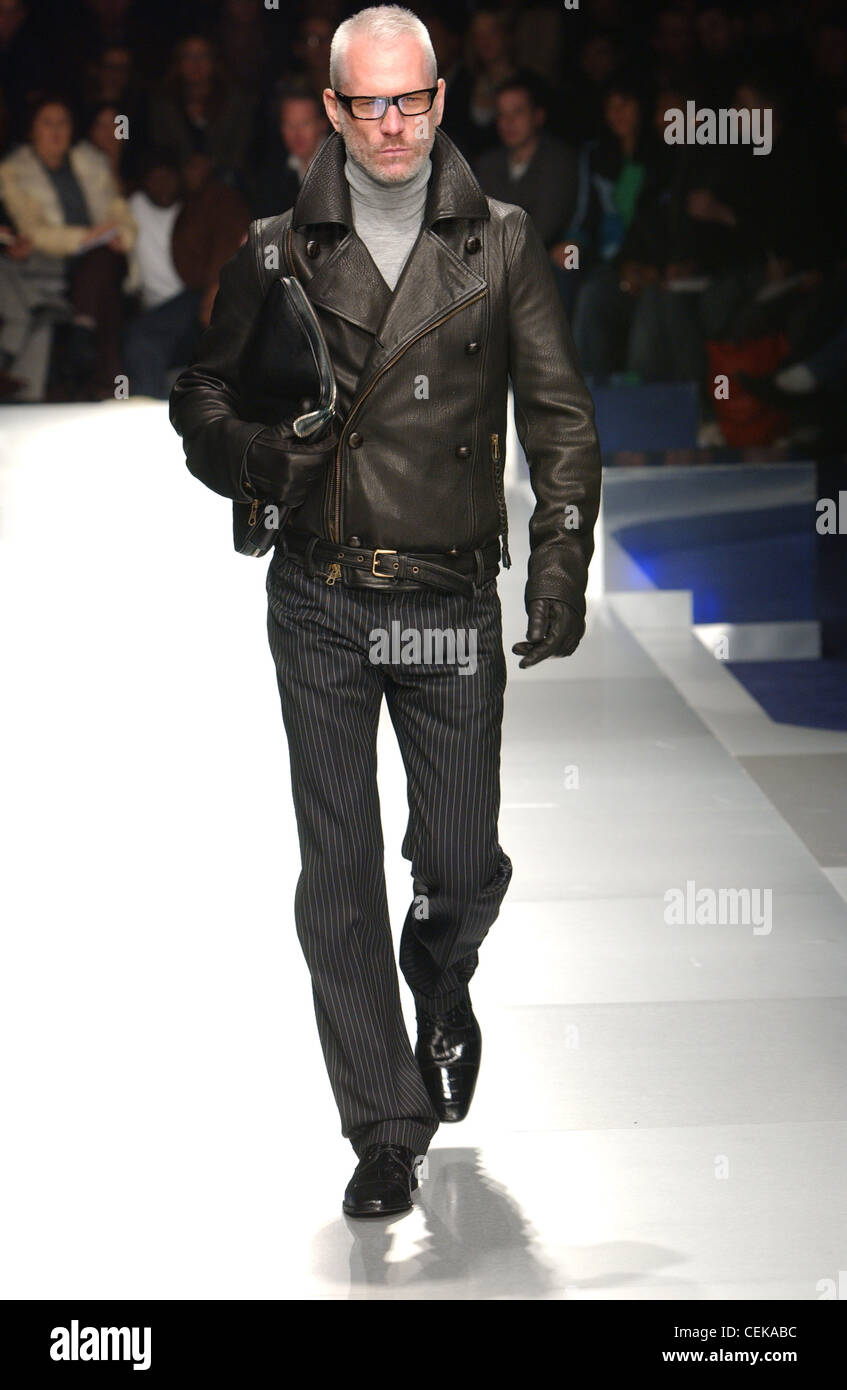 Dolce y Gabbana Milán listo para ponerse ropa de hombre Otoño Invierno de  la chaqueta de cuero negro, cuello de polo y pantalones pinstriped  Fotografía de stock - Alamy