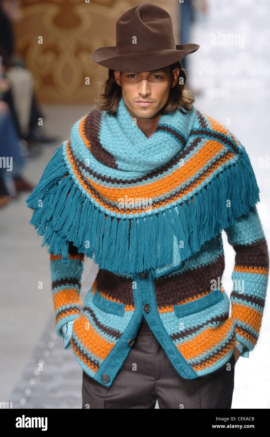 Missoni Milan listo para ponerse ropa de hombre Otoño Invierno Poncho cardigan  combinado Fotografía de stock - Alamy