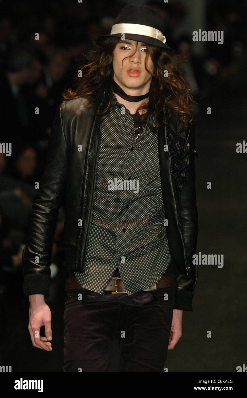 Dior París listo para ponerse ropa de hombre Otoño Invierno ropa casual y  maquillaje Fotografía de stock - Alamy