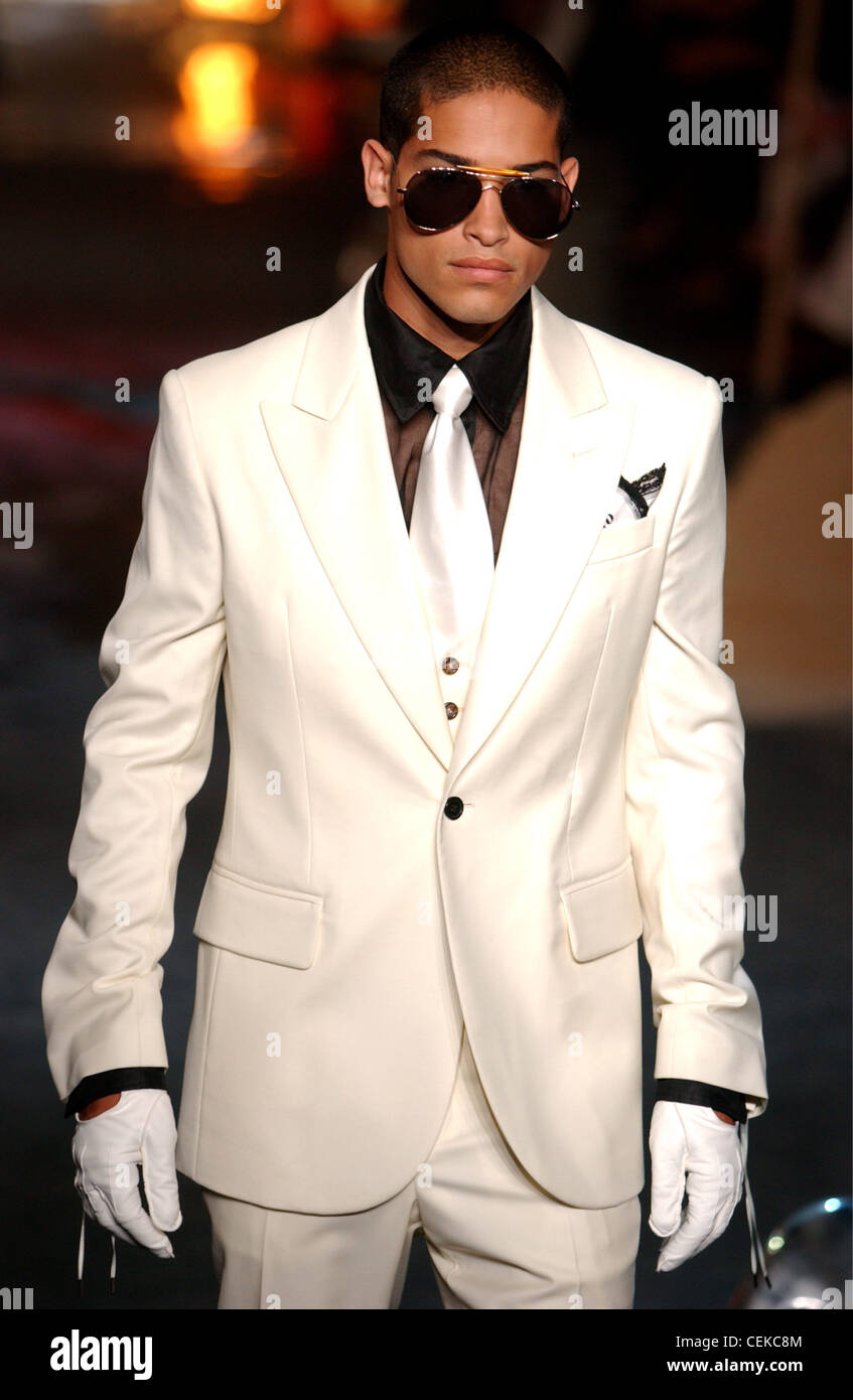 John Galliano Paris moda masculina S S modelo masculino vestidos de traje  blanco, corbata blanca y transparente, camisa negra y tonos incrustados  Fotografía de stock - Alamy